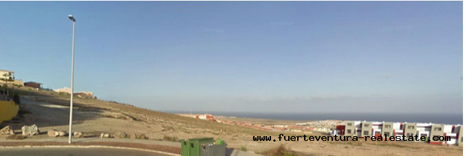  Wir verkaufen ein urbane Parzelle mit Ausblick auf das Meer und den Golfplätzen in Caleta de Fustes, Fuerteventura