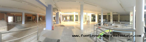 Wij verkopen of verhuren een groot commercieel gebouw in Puerto del Rosario - Fuerteventura