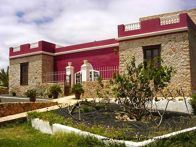 We are selling a very nice large country house with pool in Antigua on Fuerteventura