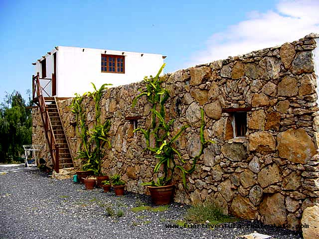 Nous vendons une très belle grande maison de campagne avec piscine à Antigua Fuerteventura
