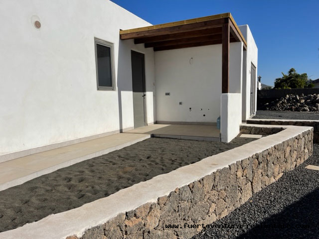 Een moderne villa te koop met veel ruimte in Lajares