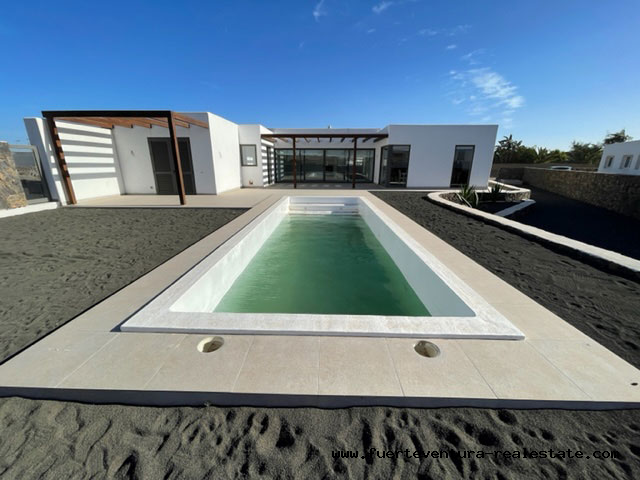 Verkaufe eine moderne Villa mit grosser Wohnfläche in Lajares
