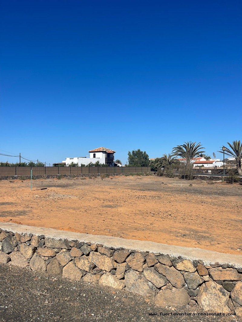 Wir verkaufen ein bebaubares Grundstück mit Bau Projekt in La Oliva