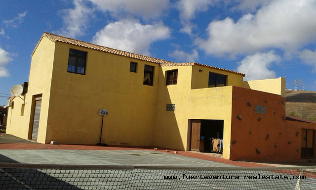 For sale! This beautiful villa with sea views in the village of Los Estancos, near the capital of Fuerteventura