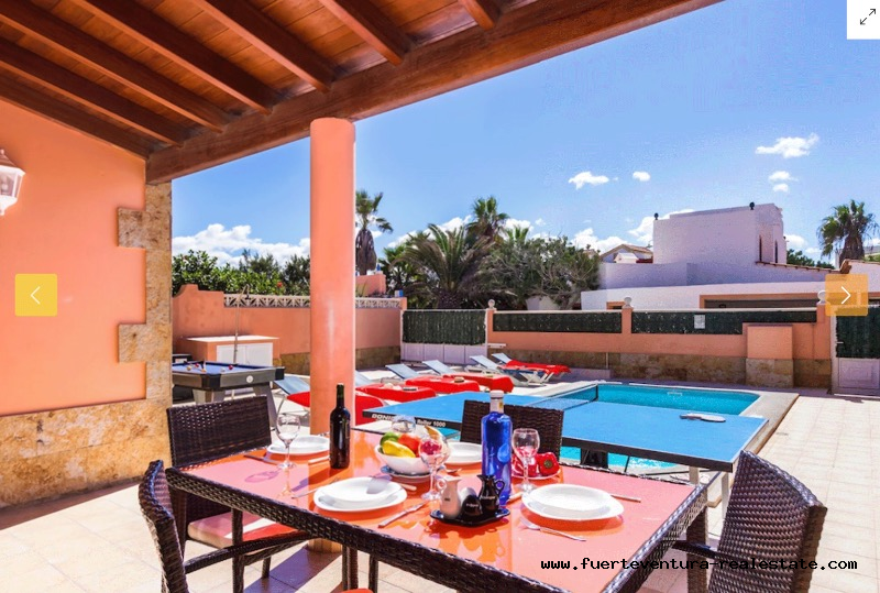 Una fantastica villa fronte mare con piscina in vendita a Corralejo