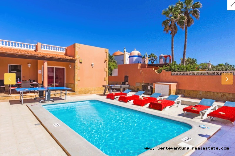 Eine phantastische Villa mit Pool neben dem Meer wir in Corralejo verkauft