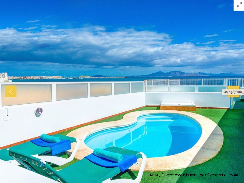  Una Villa muy bonita con piscina frente al mar en Corralejo