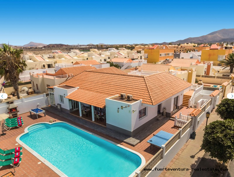  For sale! Large villa with pool in a good location in Corralejo