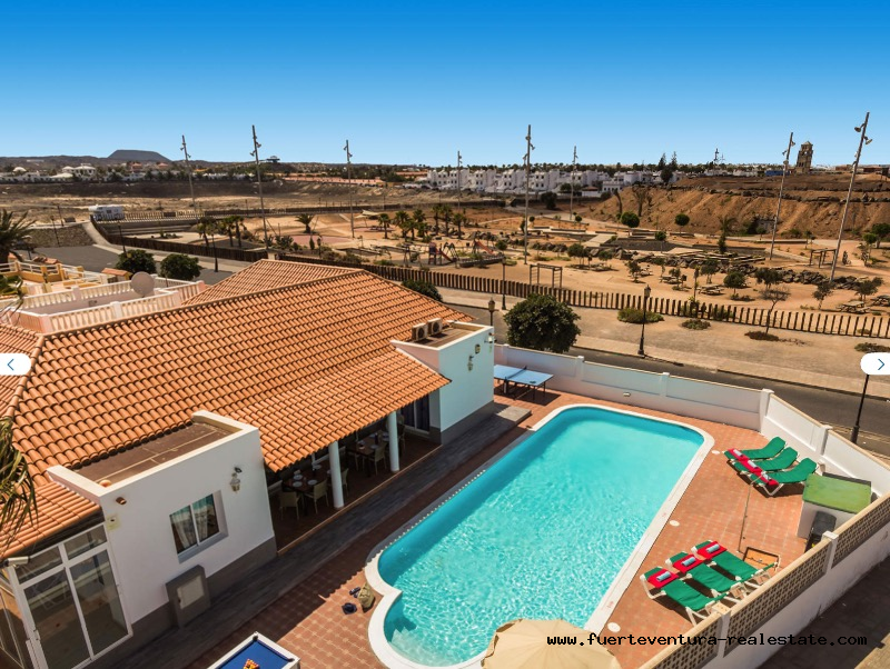  For sale! Large villa with pool in a good location in Corralejo