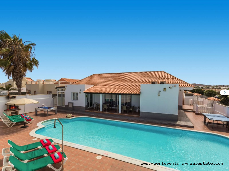 Eine sehr grosse Villa mit Poool in guter Lage von Corralejo wird verkauft