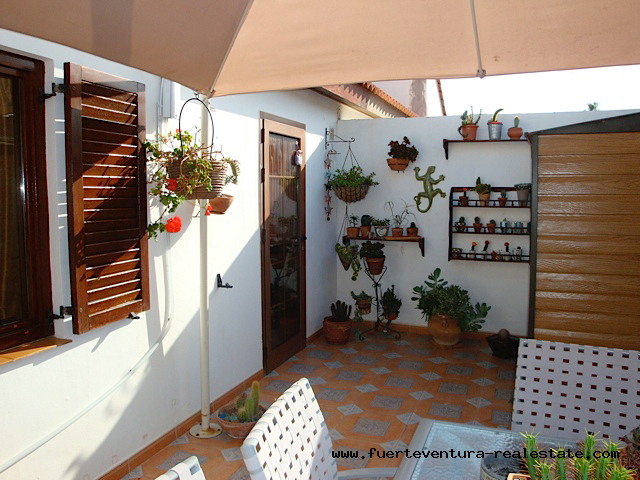 For sale! A beautiful bungalow with community pool in the urbanisation of Parque Holandes. 