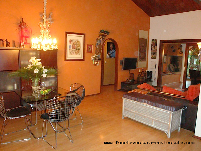 For sale! A beautiful bungalow with community pool in the urbanisation of Parque Holandes. 