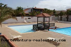 Un bellissimo bungalow con piscina comunitaria viene venduto nel Parque Holandes a Fuerteventura