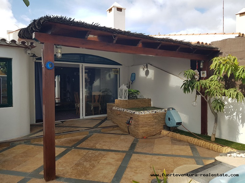 We verkopen een prachtige kleine villa met jacuzzi in Corralejo
