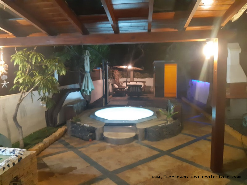 We verkopen een prachtige kleine villa met jacuzzi in Corralejo