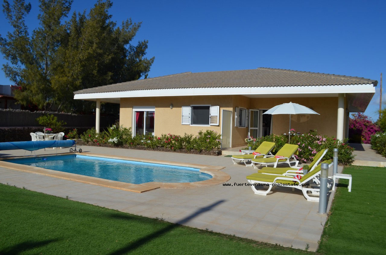 In vendita! Una bellissima villa con piscina a Lajares, a nord di Fuerteventura