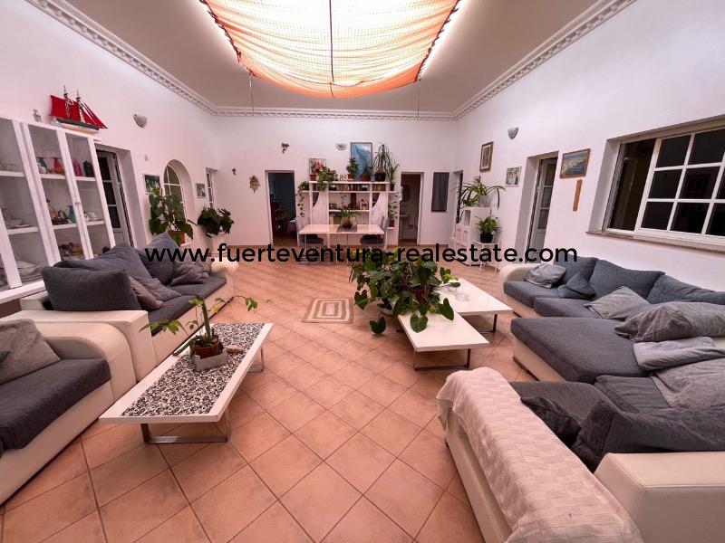 For sale! Very spacious beautiful villa in La Oliva