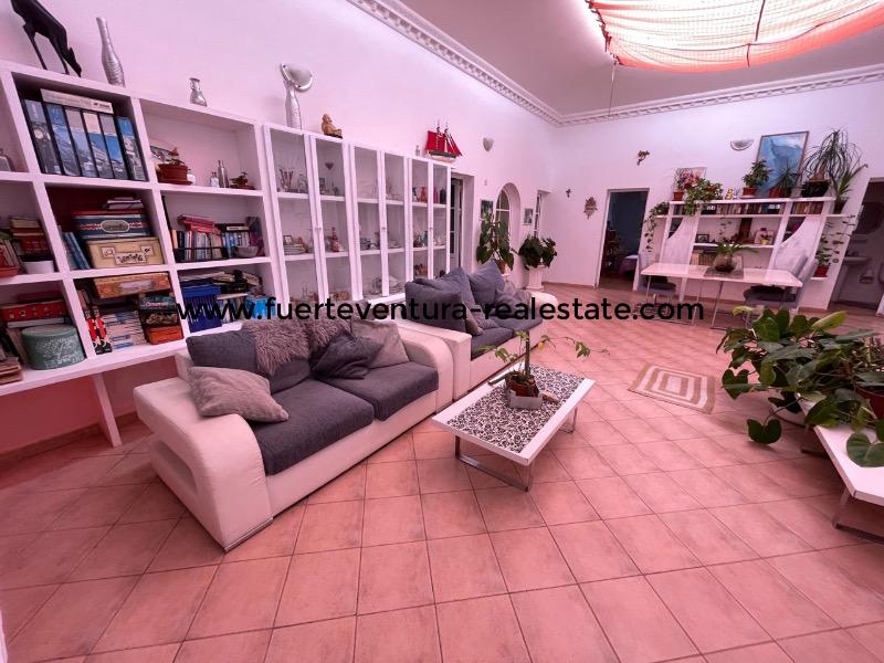 For sale! Very spacious beautiful villa in La Oliva