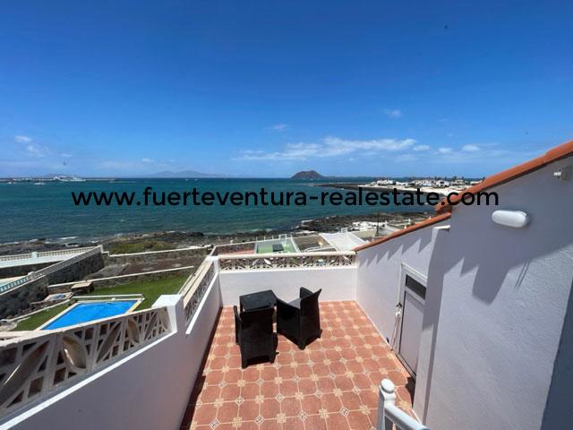  For sale! A very nice Villa with pool in front of the sea in Corralejo