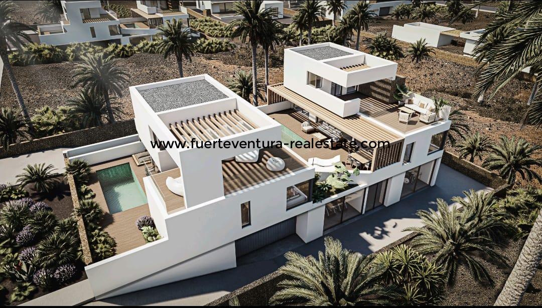 We verkopen een grote villa met zwembad in de urbanisatie Panorama Tres Islas