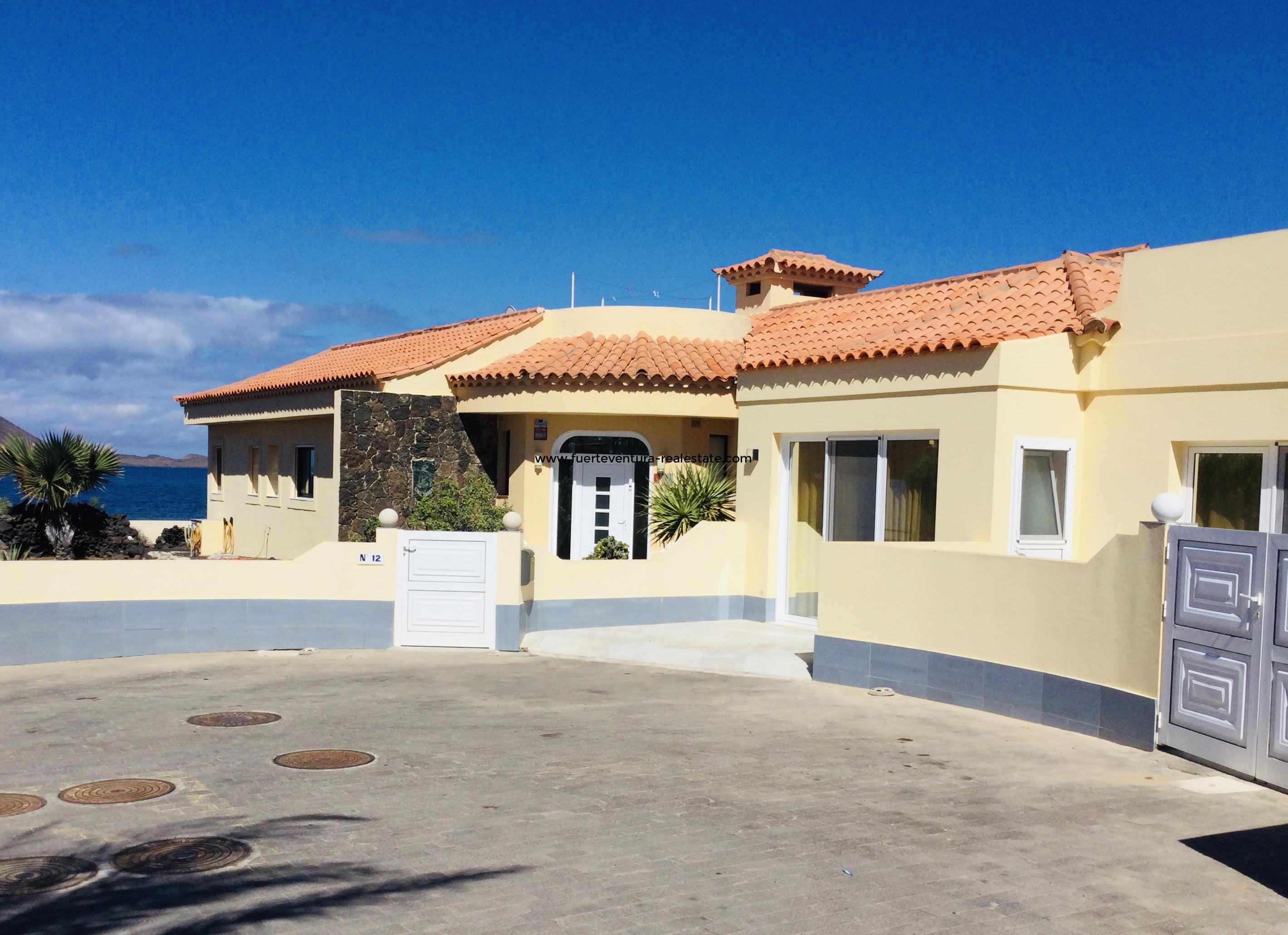 Unique superb villa in front of the sea in Corralejo
