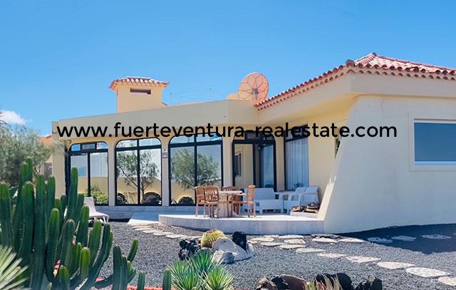 In vendita! Una villa unica in una posizione privilegiata fronte mare a Corralejo
