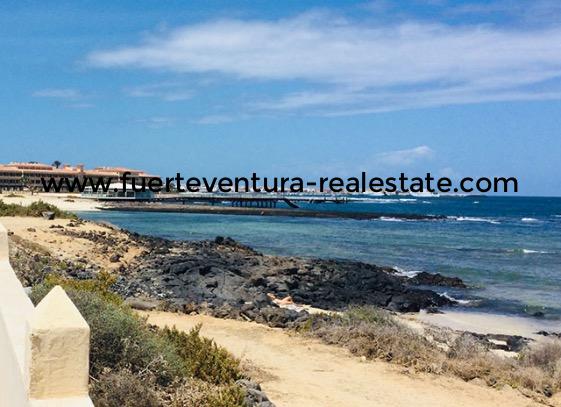 For sale! A unique villa in a privileged beachfront location in Corralejo