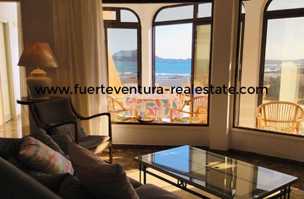 A vendre! Une villa unique dans un emplacement privilégié aux bord de la mer à Corralejo