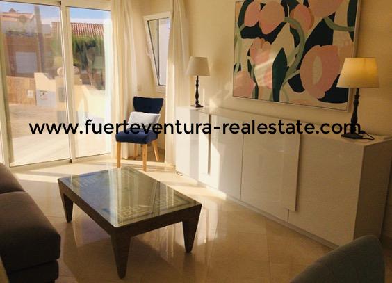¡En venta! Una villa única en una ubicación privilegiada frente a la playa en Corralejo