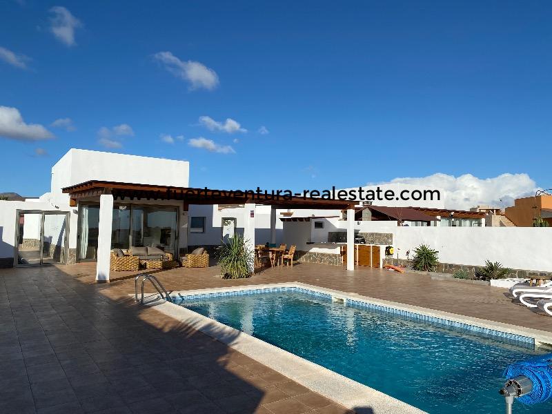 For sale! A very beautiful villa with pool on the Golf course with unobstructed sea views