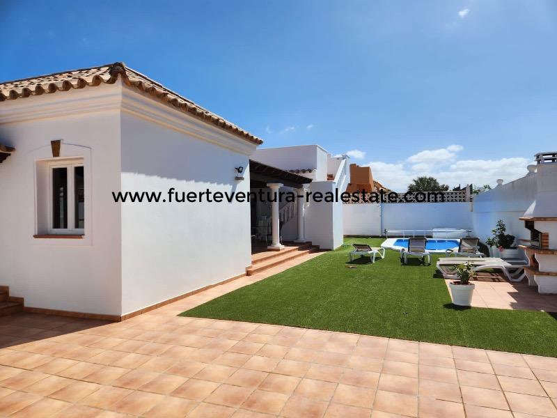 Très belle villa avec piscine dans l'urbanisation Vistas Del Mar Corralejo