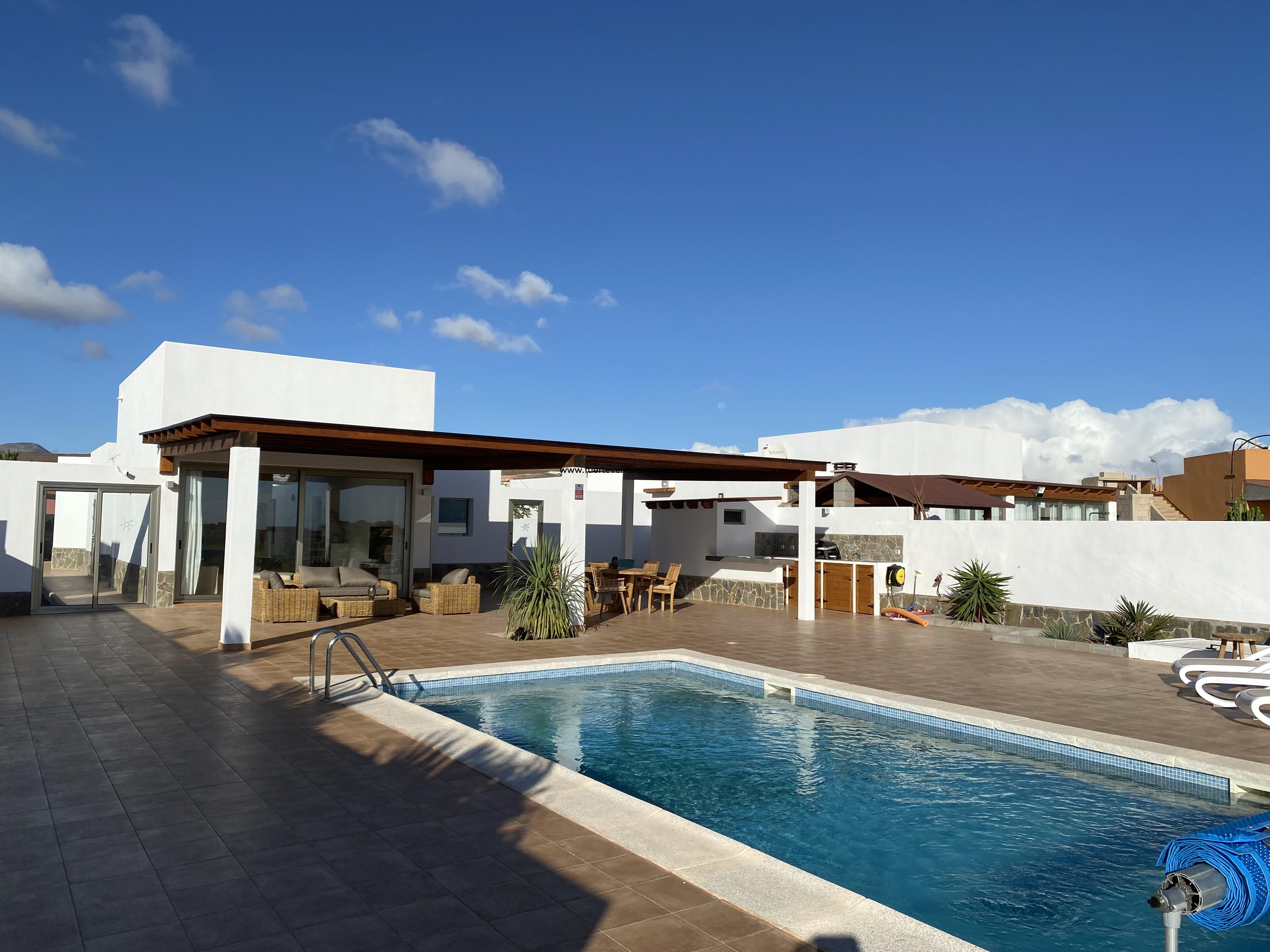 ¡En venta! Una villa muy bonita con piscina en el campo de golf con vistas despejadas al mar.
