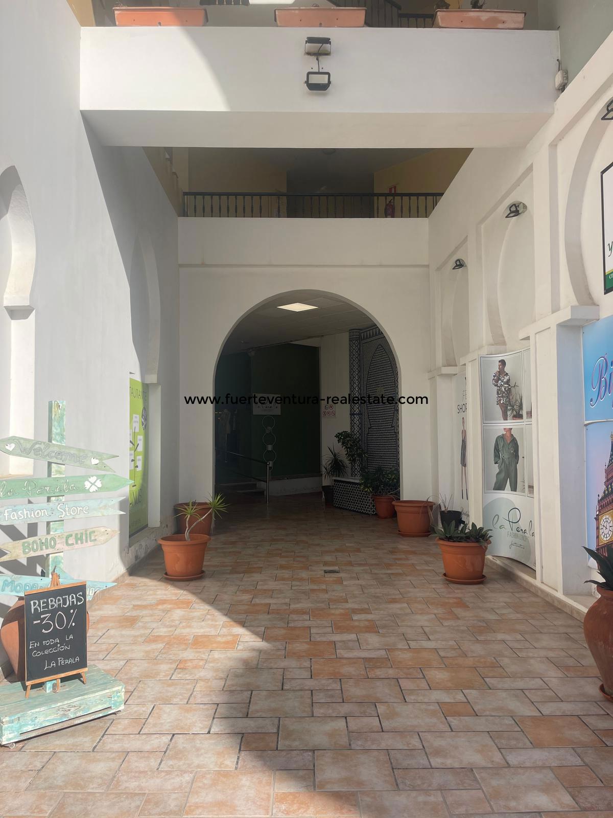  A shop in a very good commercial location in Corralejo is being rented