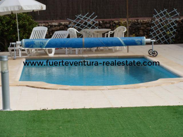 We are selling a very nice modern villa with pool in Lajares