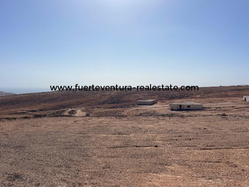 For sale! A property in shell construction with sea views in El Time