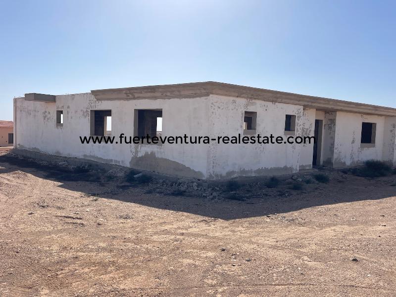 Te koop! Een huis in constructie  met uitzicht op zee in El Time