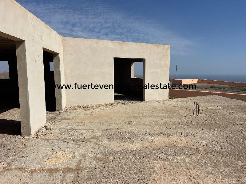 Te koop! Een huis in constructie  met uitzicht op zee in El Time