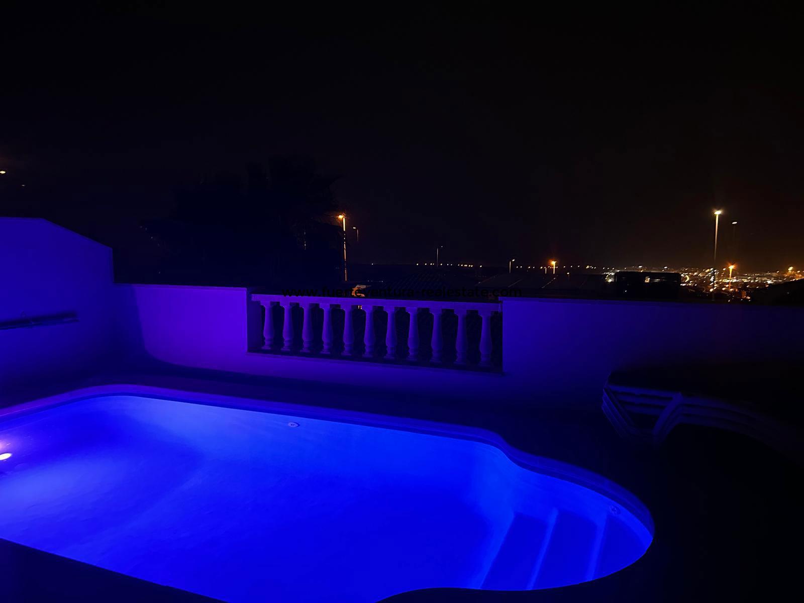 Bellissima villa con piscina che offre una vista panoramica sul mare