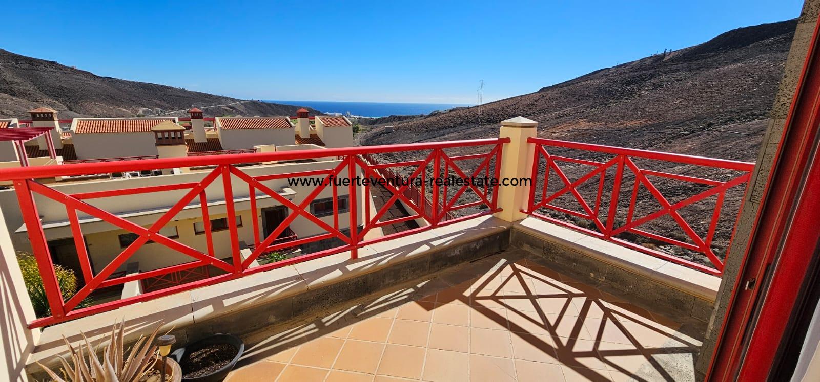 For sale! A modern apartment, triplex type with swimming pool on the Jandia Golf