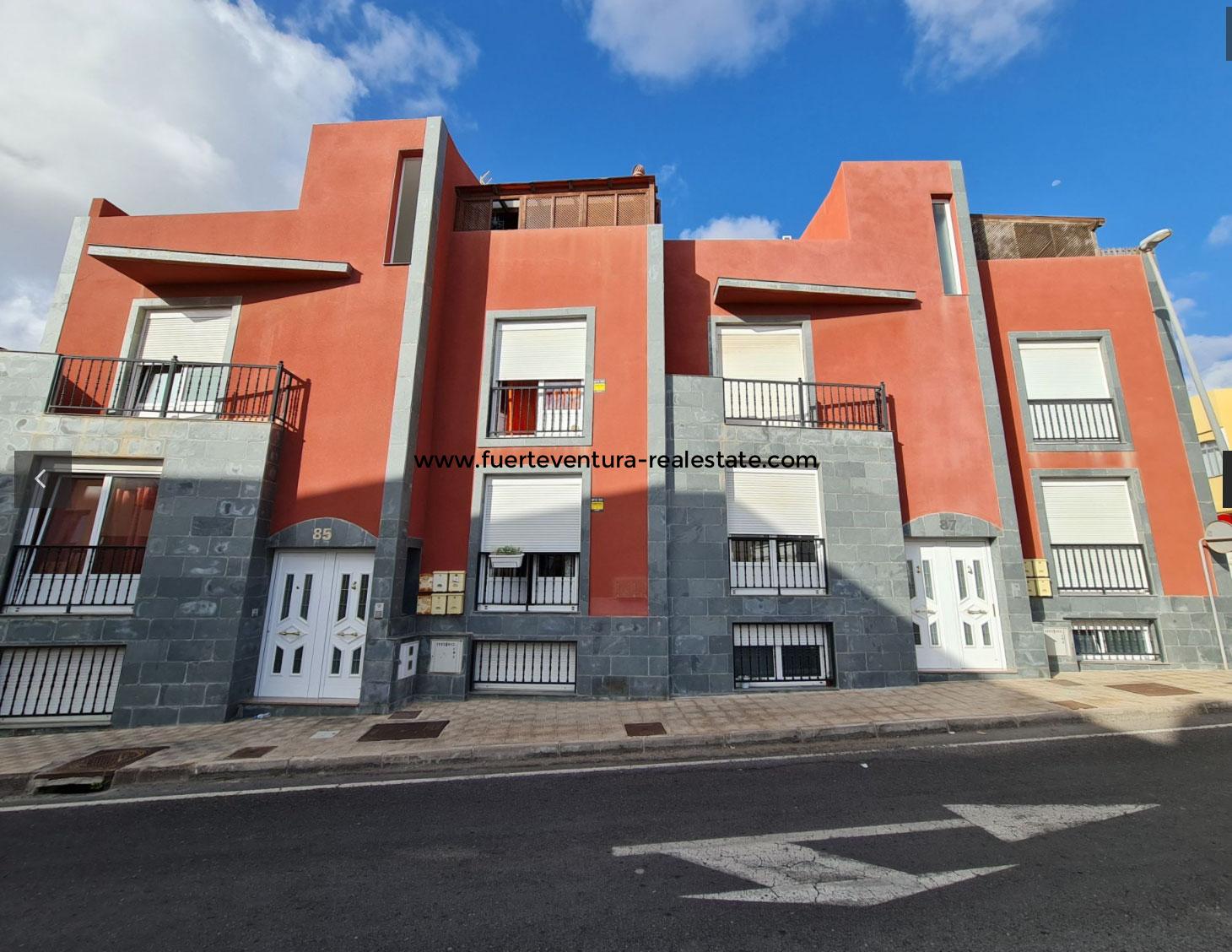  Schöne Eigentumswohnung mit privaten Gäste Apartment auf der Dachterrasse  Diese Wohnung liegt in der Hauptstadt von Fuerteventura in Puerto del Rosario im Wohnviertel genannt „Fabelo“. Das Gebäude hat eine Ecklage und in der Nähe gibt es alle Arten von 