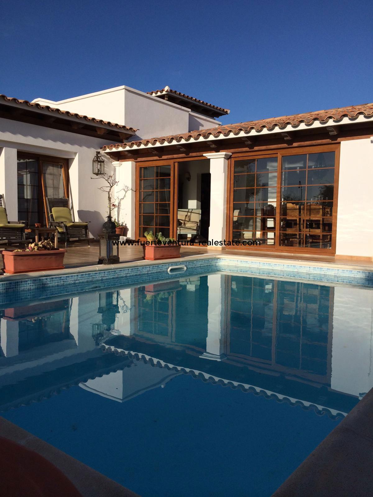 Muy bonita villa con piscina y apartamento de invitados en Corralejo