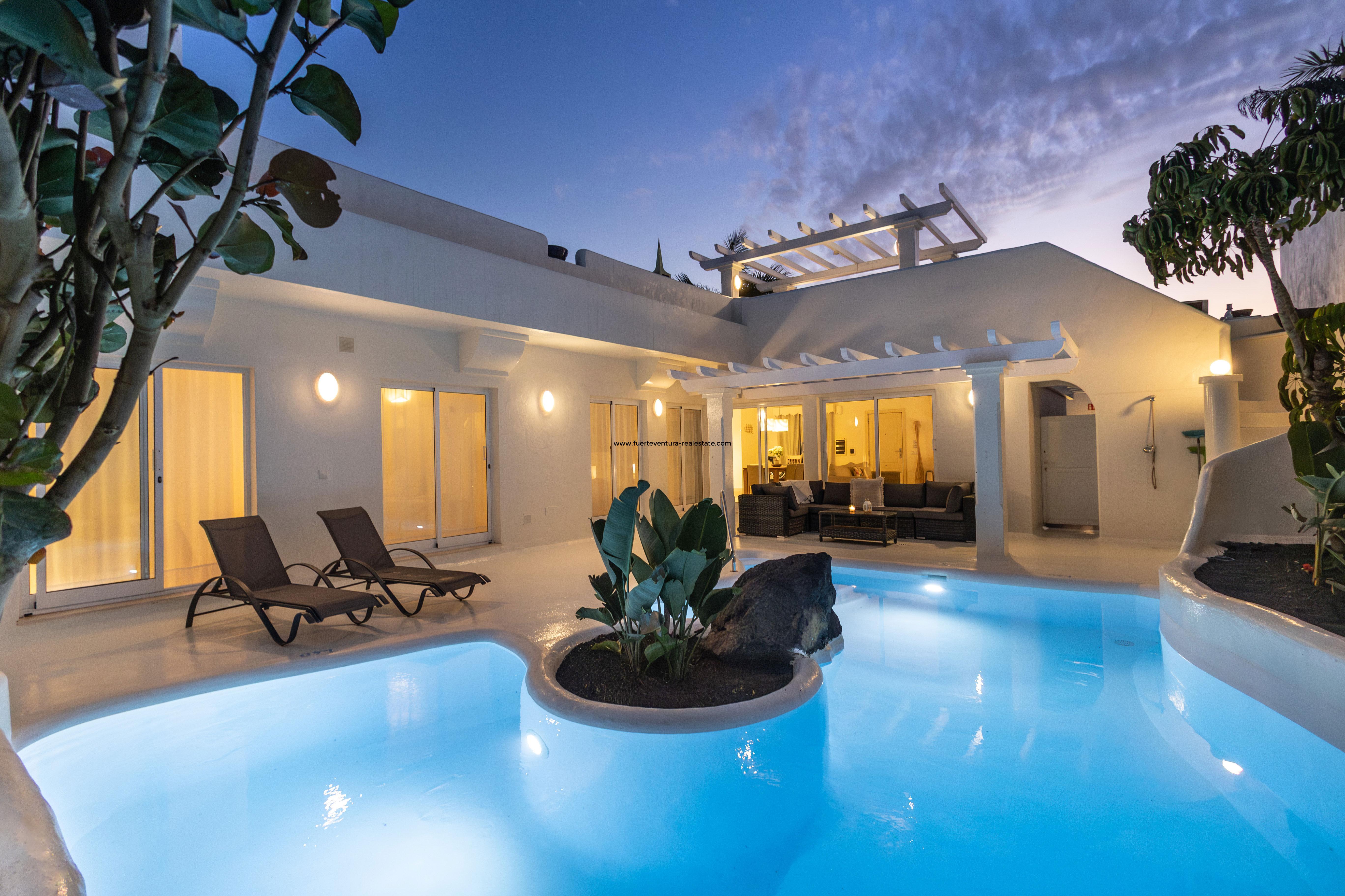  Vente dune très belle villa avec piscine et bain à remous dans le complexe Bahia Azul à Corralejo