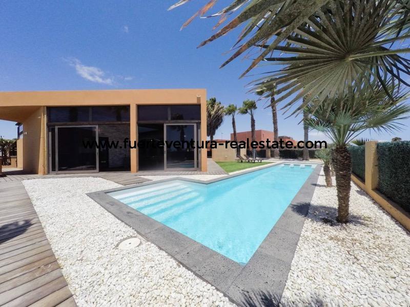  Te koop! Unieke villa met zwembad op de Golf Las Salinas in Caleta de Fuste