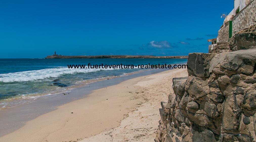  A small dream house right on a private beach in front of the ocean