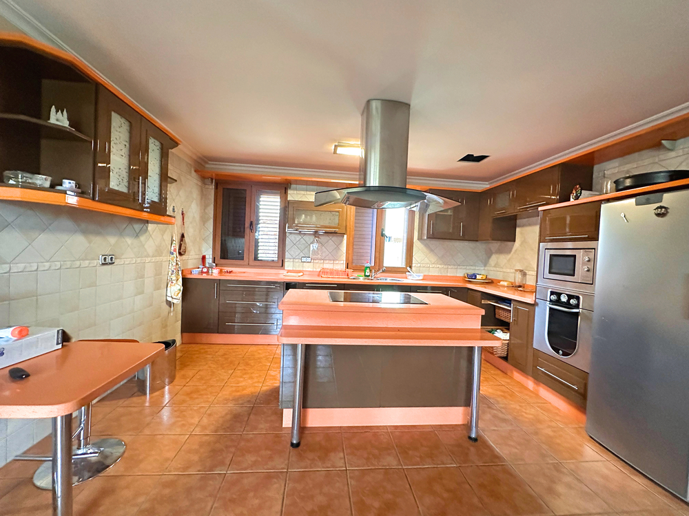  Beautiful villa with pool for sale in La Oliva